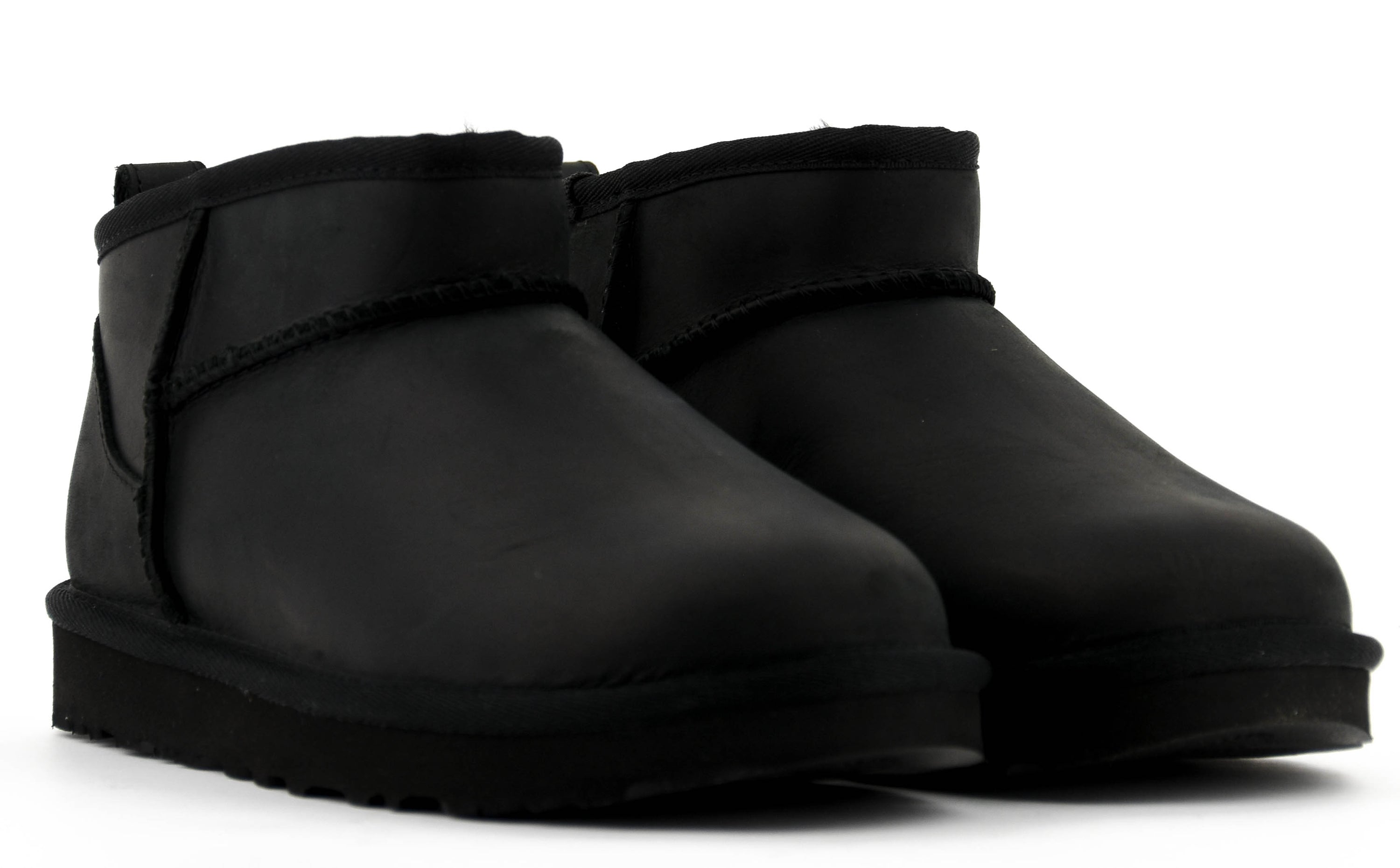UGG CLASSIC ULTRA MINI BLACK LEATHER