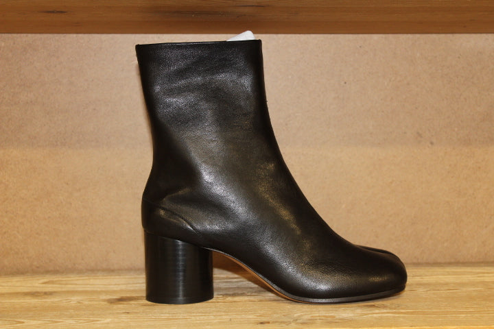 MARGIELA TABI ANKLE BOOTS BLACK