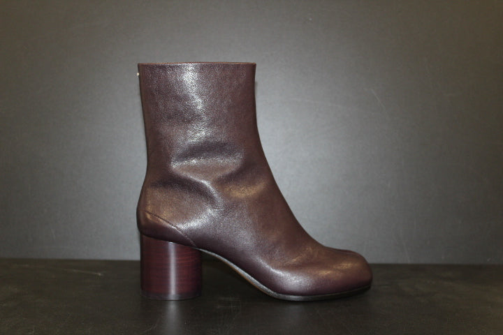 MARGIELA TABI ANKLE BOOTS BORDEAUX