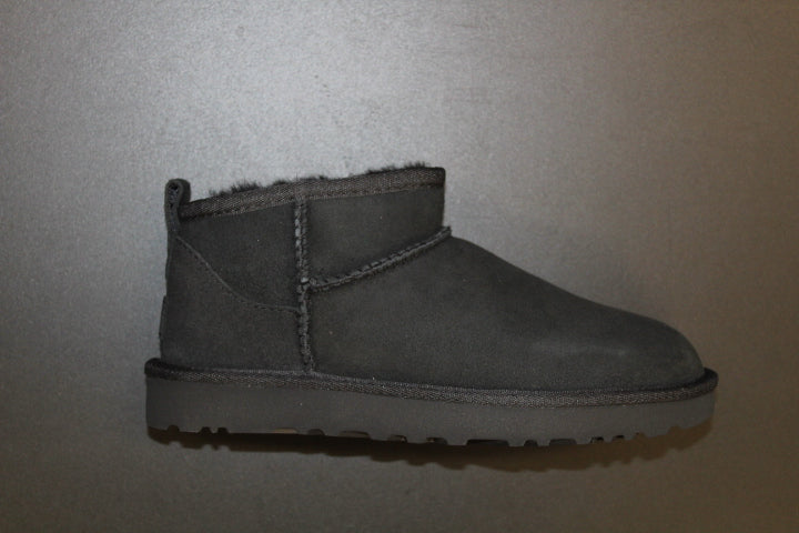 UGG CLASSIC ULTRA MINI black