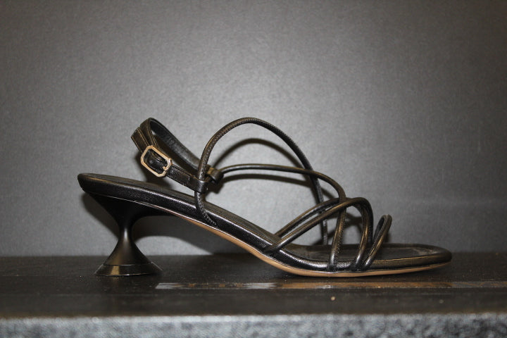 POEVE STRAPPY SANDAL BLACK