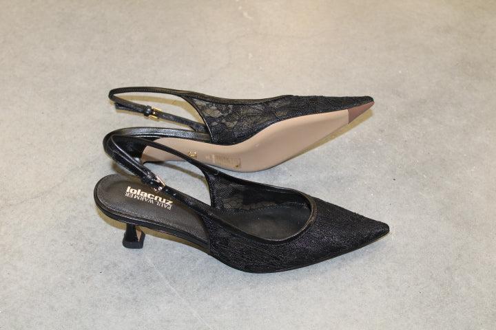 LOLA CRUZ ALBERTA PUMP LACE BLACK 55