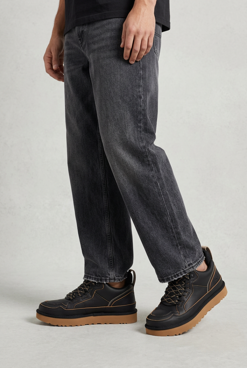 UGG Lowmel Black Contrast op mannelijk model